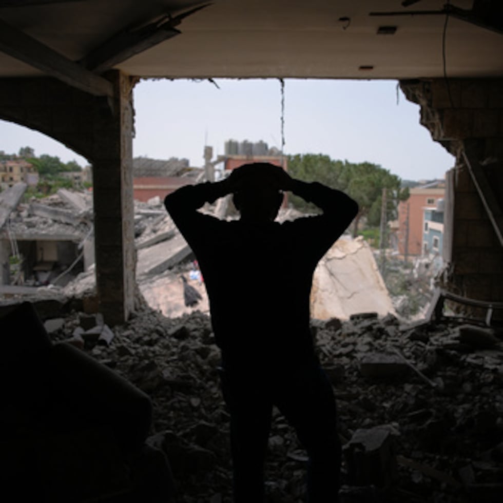 Una persona reacciona sorprendida al ataque.