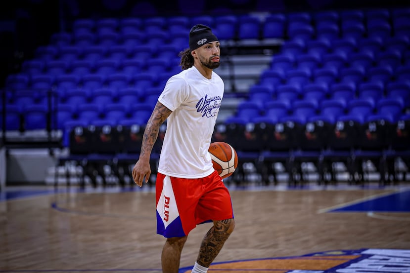 José Alvarado luce una camiseta de los Vaqueros de Bayamón durante la práctica.