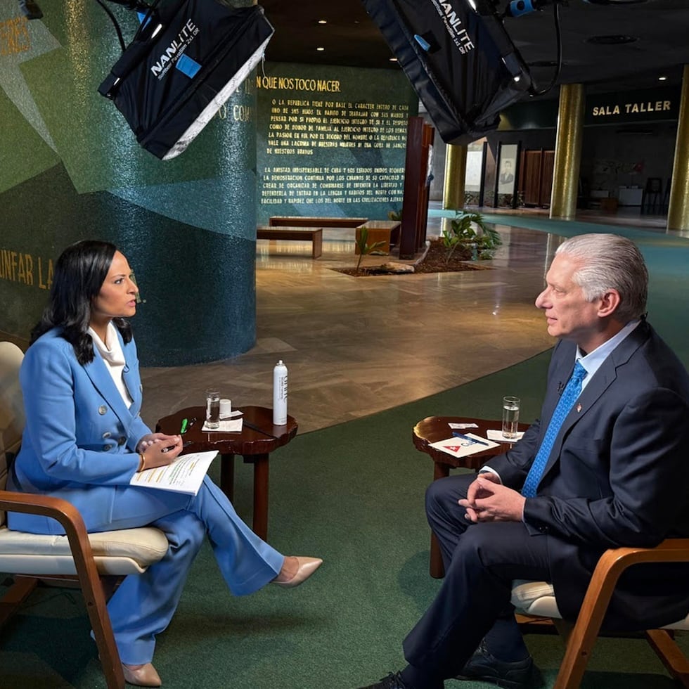 El presidente cubano Miguel Díaz-Canel (der.) habla durante una entrevista con la periodista Kristen Welker, de la cadena NBC, en La Habana.