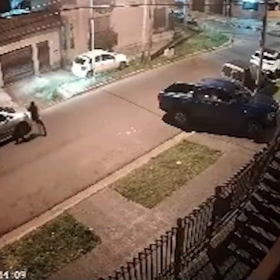 El momento quedó registrado por una cámara de seguridad.