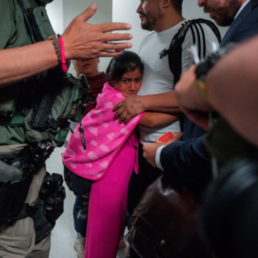 El Departamento de Justicia argumenta que se refiere a cualquier persona que ya esté en Estados Unidos, por lo que no se aplica a las personas que las autoridades detienen en el lado mexicano de la frontera.