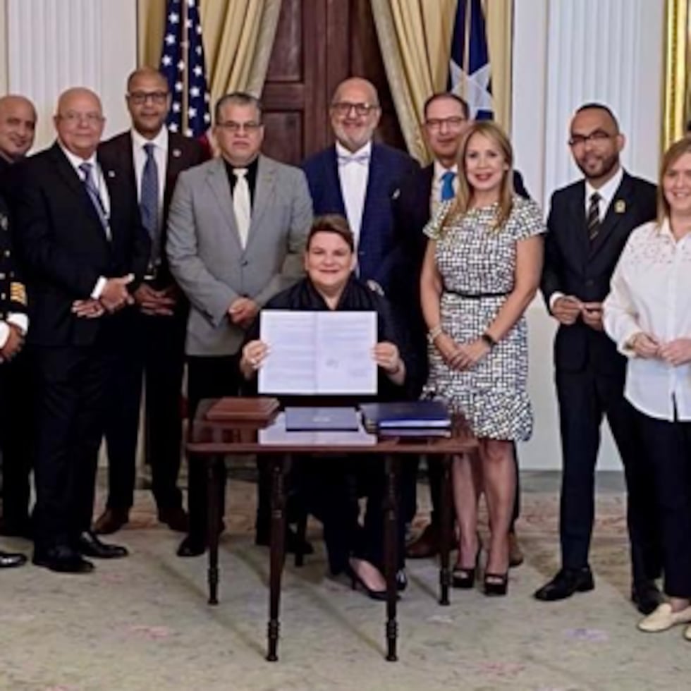 La gobernadora Jenniffer González firmó la medida en La Fortaleza.