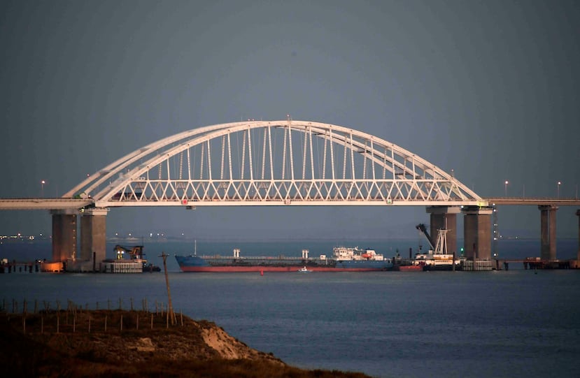 Esta imagen muestra un bloqueo al paso de buques bajo el puente Kerch cerca de Kerch, Crimea. (AP)