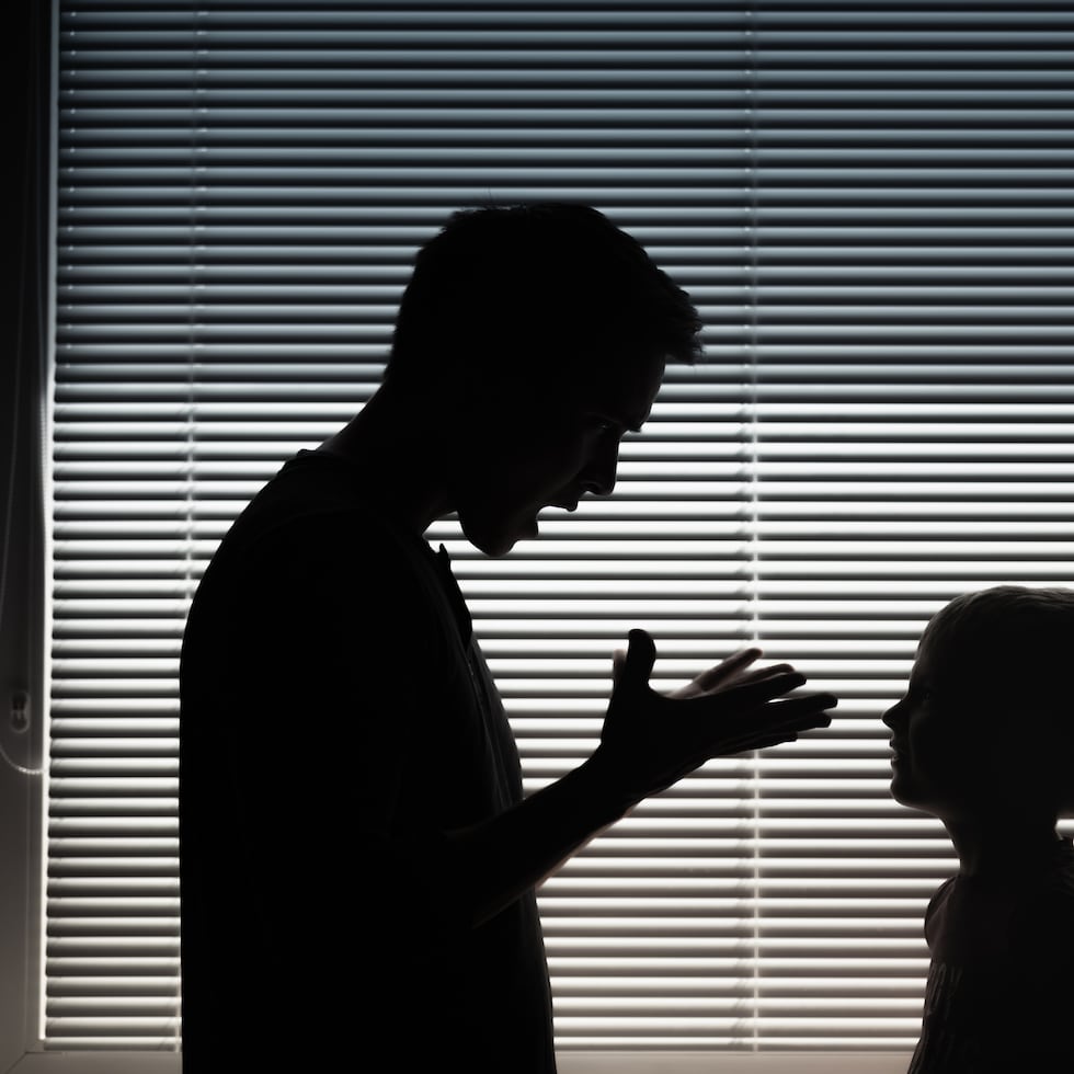 Cuando la investigación confirma la sospecha de maltrato, se establece un plan de servicios para asegurar el mejor bienestar del menor y atender sus necesidades y las de su familia, escribe Brenda Mirabal.