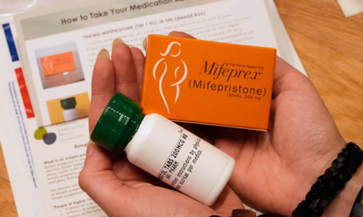 FDA extiende revisión de seguridad de la píldora abortiva mifepristona hasta 2027