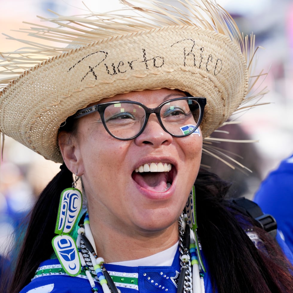 Sobre cada butaca del estadio, con una capacidad para 68,500 personas, descansa un collar en forma de balón diseñado para encenderse y pintar el estadio de colores con cada pulso y cada rima que ‘el Conejo Malo’ dicte desde el escenario.