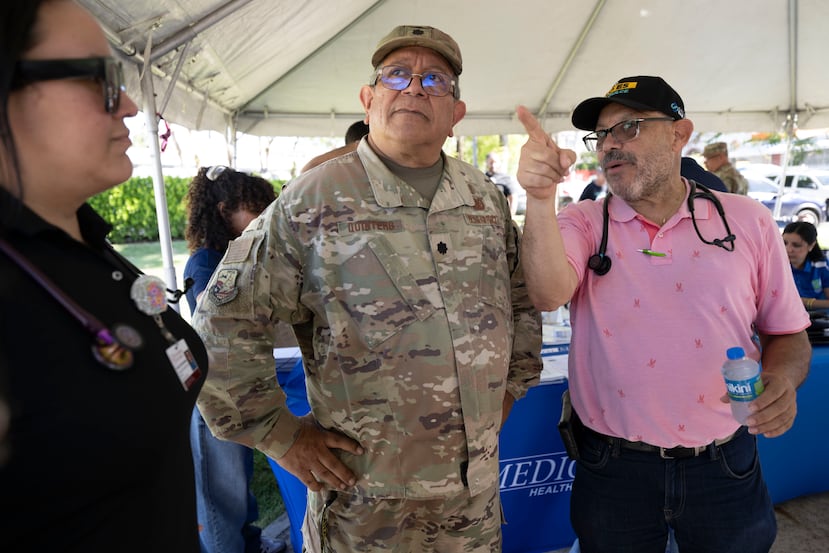 Al centro, el teniente Erick Quintero, médico de la Guardia Nacional, y el doctor Mario Paulino, organizador de la Feria.