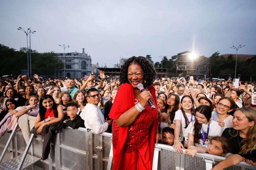 La cantante Liz Mitchell, de Boney M, actúa en la "IV Fiesta de la Resurrección" que celebra la Asociación Católica de Propagandistas (ACdP) este sábado en la Plaza de Cibeles de Madrid. EFE/David Fernández