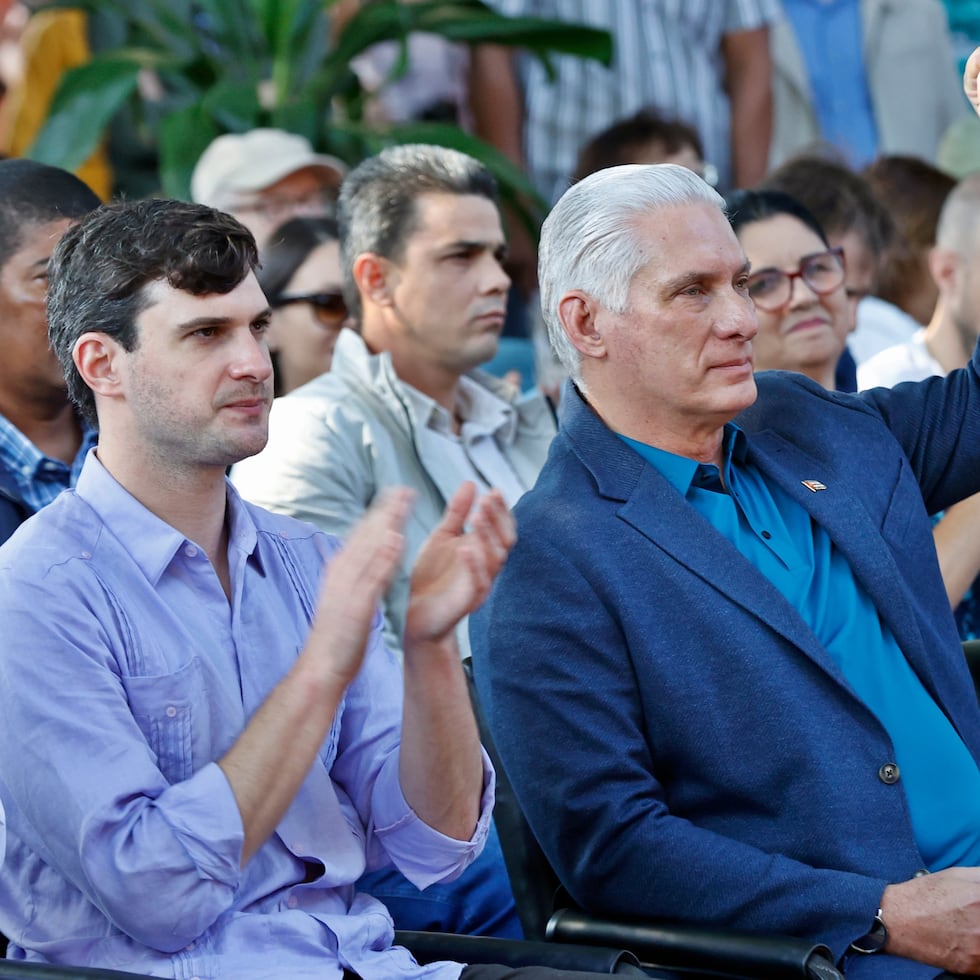 El presidente de Cuba, Miguel Díaz-Canel (centro) participó de un evento en el Instituto Cubano de Amistad con Los Pueblos.