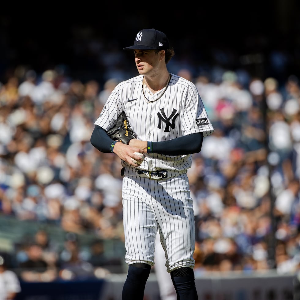 Cam Schlittler, de los Yankees de Nueva York, se prepara para lanzar ante los Mets.