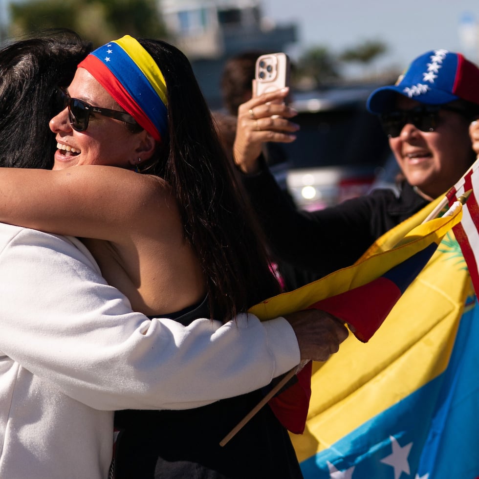 Venezolanos celebran la captura del presidente de Venezuela, Nicolás Maduro.