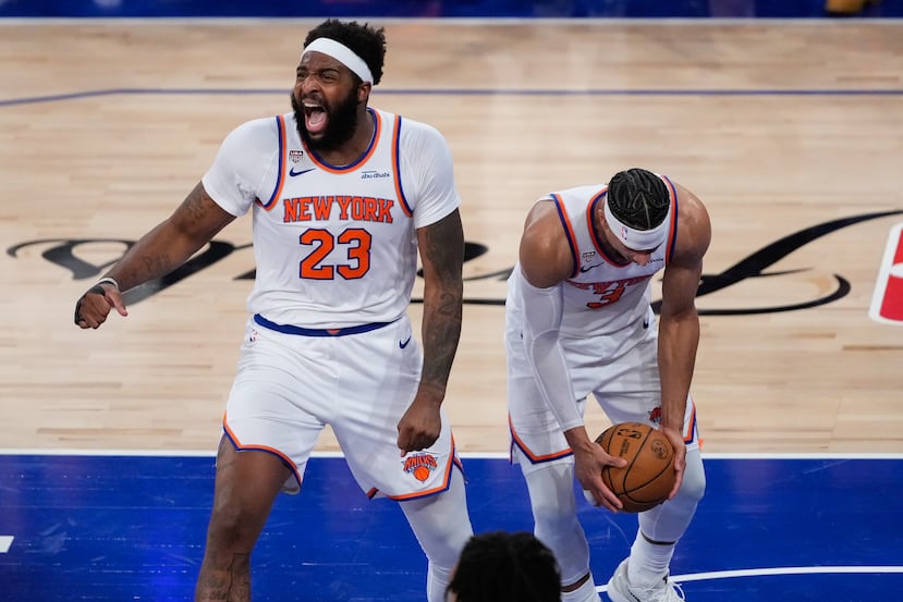 Mitchell Robinson (23) y Josh Hart (3) celebran la victoria en el cuarto juego de las Finales.