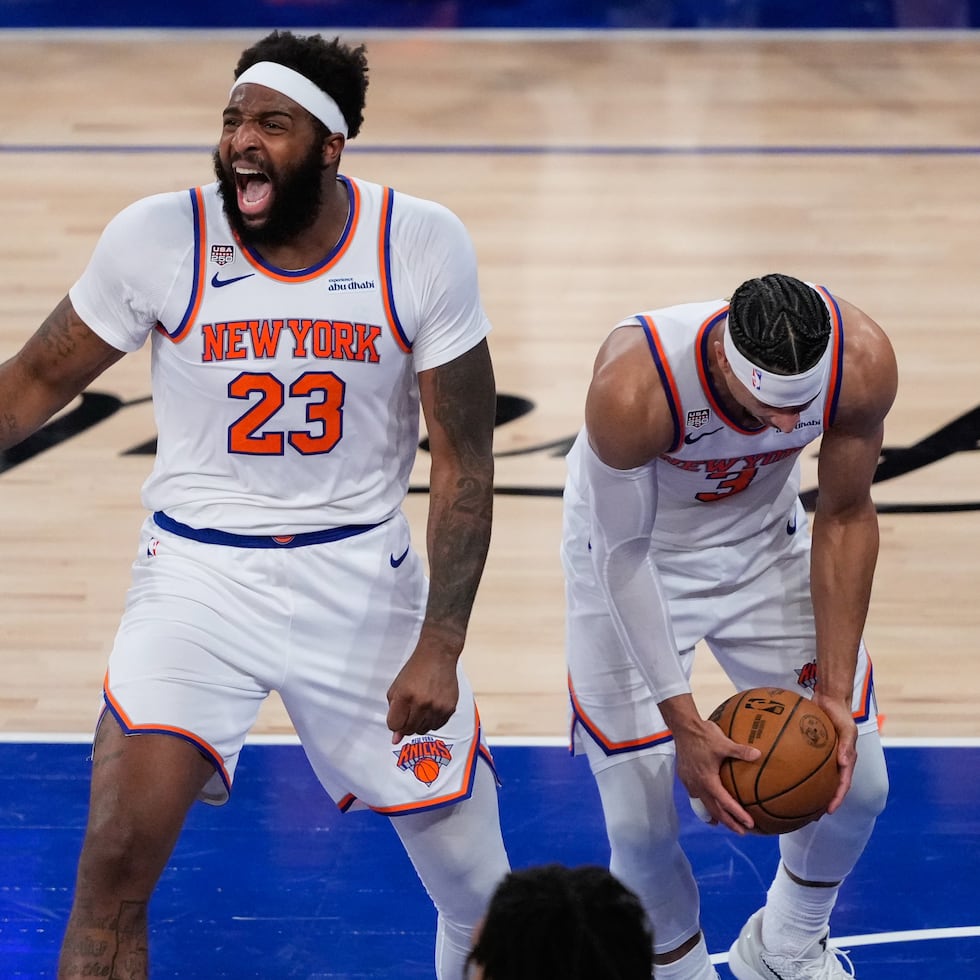 Mitchell Robinson (23) y Josh Hart (3) celebran la victoria en el cuarto juego de las Finales.