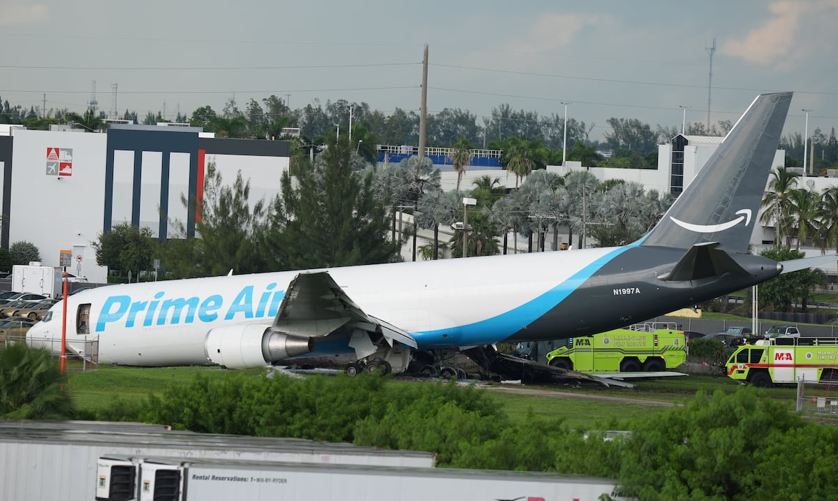 Investigan si pilotos fallaron al aterrizar avión de Amazon en Miami; 5 muertos y 5 heridos
