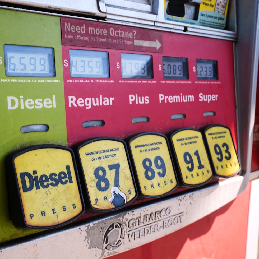 Hasta el lunes, el promedio nacional por un galón de gasolina regular era de $4.29, frente a $2.98 antes de la guerra. (Foto AP/Matt Rourke)