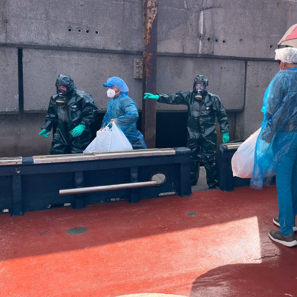 Pasajeros del crucero MV Hondius afectado por un brote de hantavirus desembarcan en el puerto de Granadilla en la isla española de Tenerife.