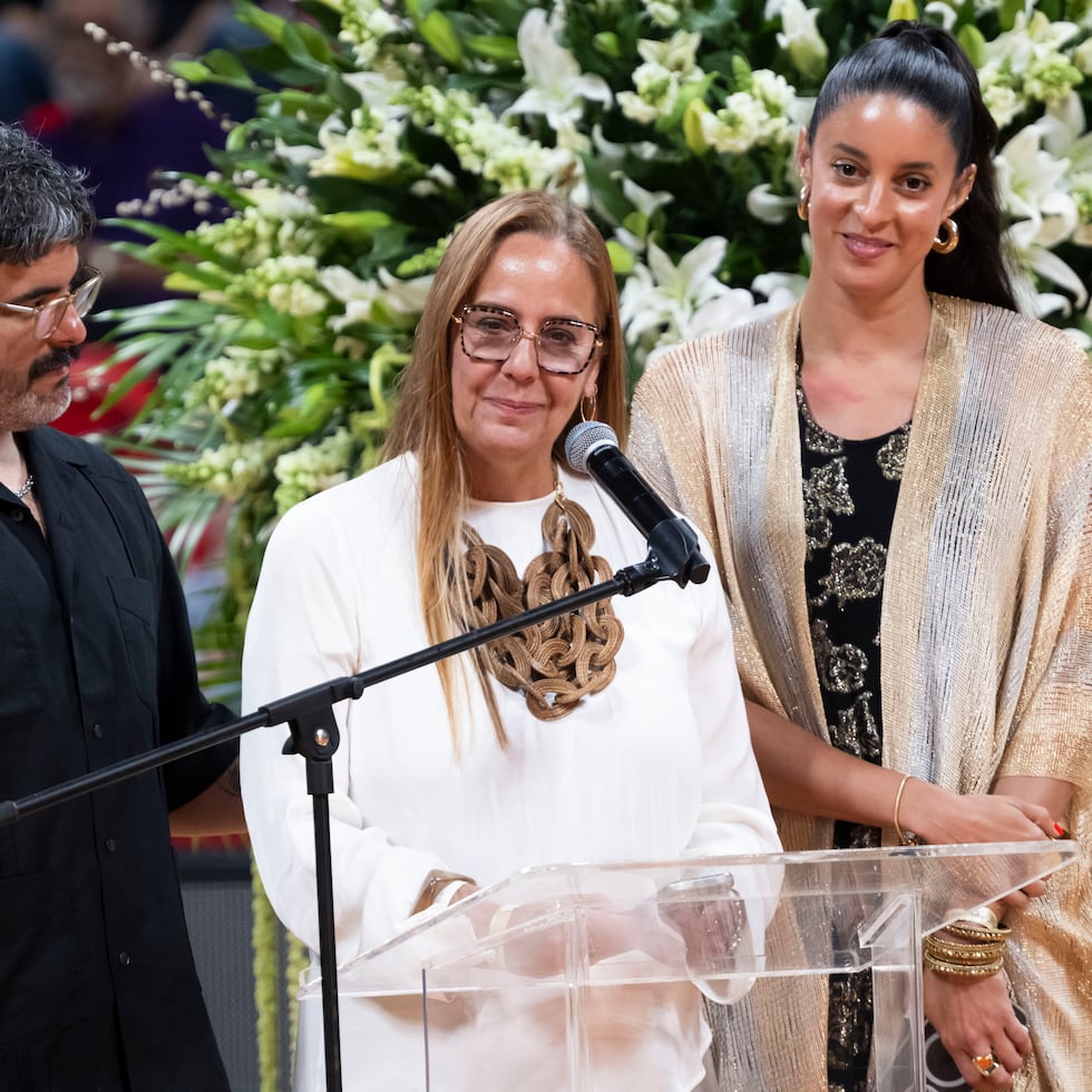 Sylvia Ríos, viuda de Piculín Ortiz, se dirige a los presentes durante la ceremonia, en compañía de Gabriel y Neira Ortiz, hijos del exbaloncelista.