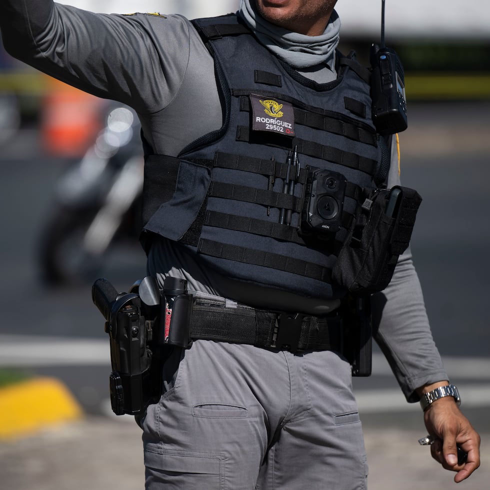 La División de Patrullas de Carreteras del área de Bayamón, en unión a la fiscal Glorymar García, investigan el accidente.