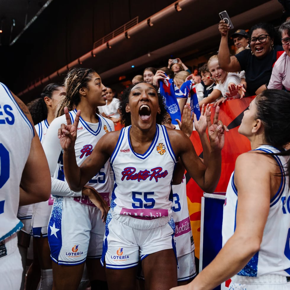 Jackie Benítez y las jugadoras de Puerto Rico celebran en las gradas su triunfo sobre Turquía.