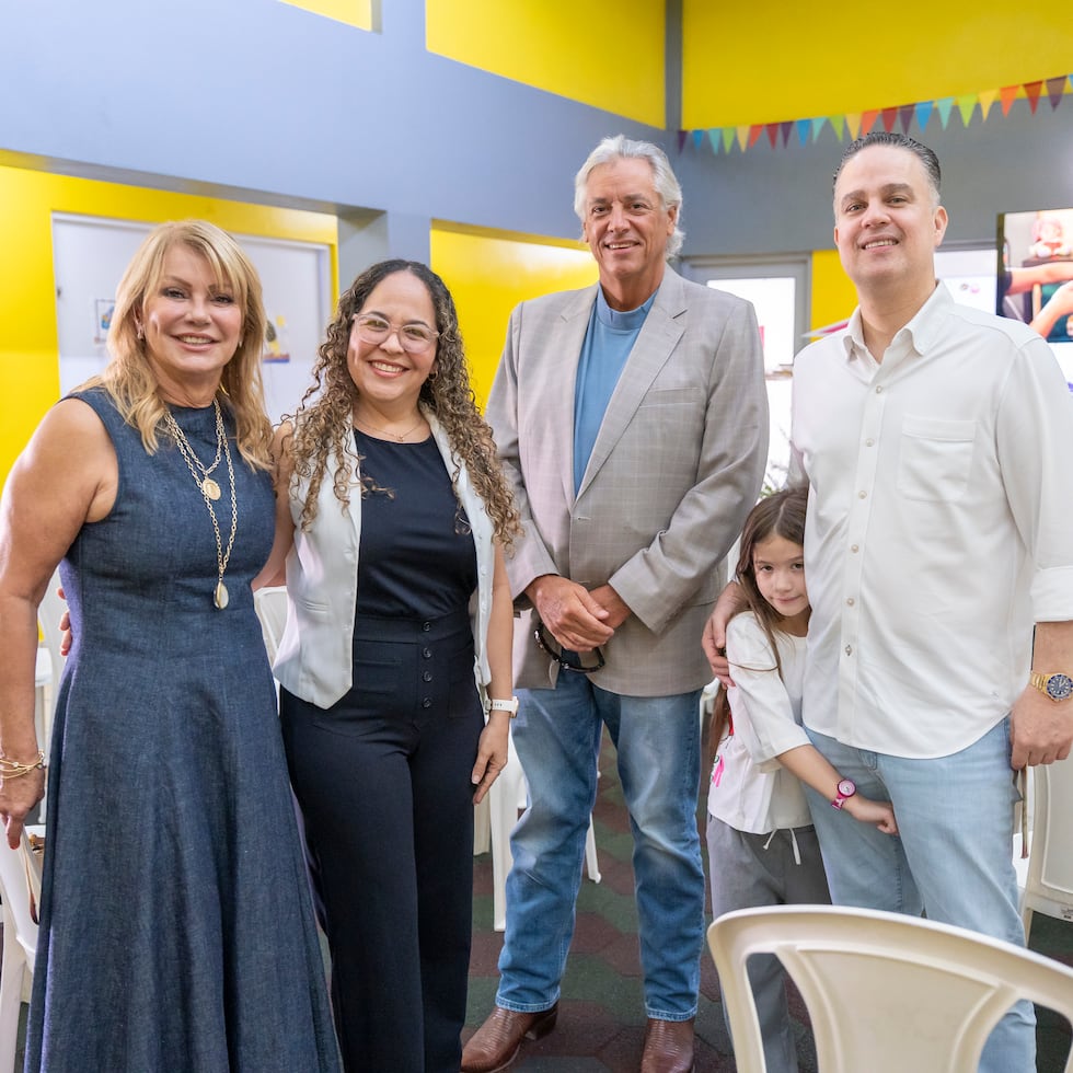 Se llevaron a cabo recorridos por las facilidades de ambas instituciones, destacando la Casa del Árbol en el Hogar Cuna San Cristóbal, en el cual cada hoja lleva el nombre de un benefactor que ha sembrado esperanza en la vida de los niños. En la foto, Zulma Licha, Lcda. Carmen Cortés, Ricardo Lefranc y Miguel Prície, con Alana Isabel.