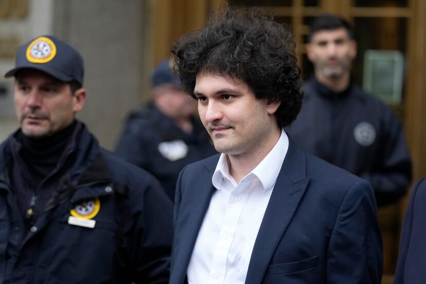 El fundador de FTX, Sam Bankman-Fried, sale de un tribunal federal de Manhattan, en Nueva York.