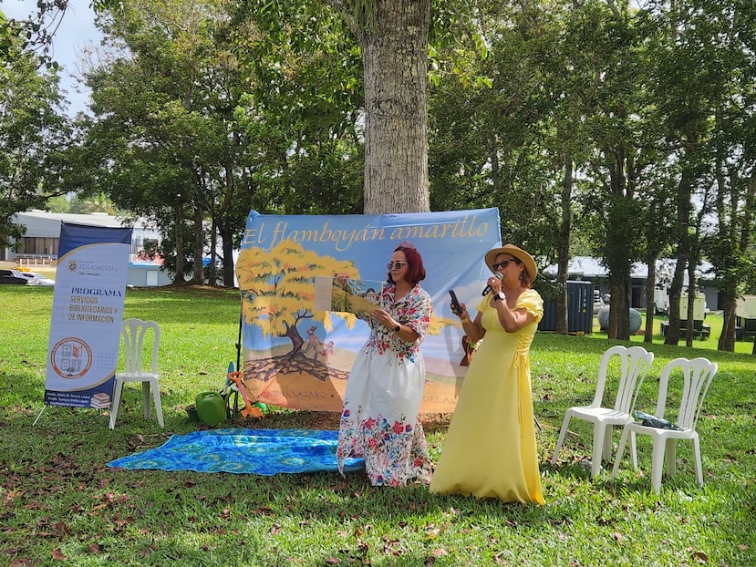 Las bibliotecarias Josefa “Finy” Arroyo y Carmen Cuadrado leyeron en voz alta el libro “El flamboyán amarillo”, de la escritora puertorriqueña Georgina Lázaro.