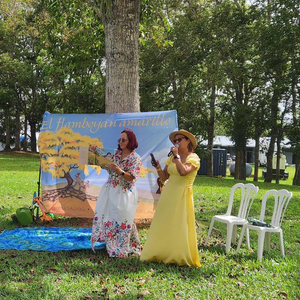 Las bibliotecarias Josefa “Finy” Arroyo y Carmen Cuadrado leyeron en voz alta el libro “El flamboyán amarillo”, de la escritora puertorriqueña Georgina Lázaro.