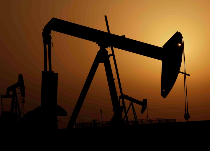 Las existencias de petróleo han alcanzado un nivel tan alto que Estados Unidos se queda sin lugares para almacenarlas y se anticipa una baja en el precio del crudo y la gasolina. (AP / Hasan Jamali)