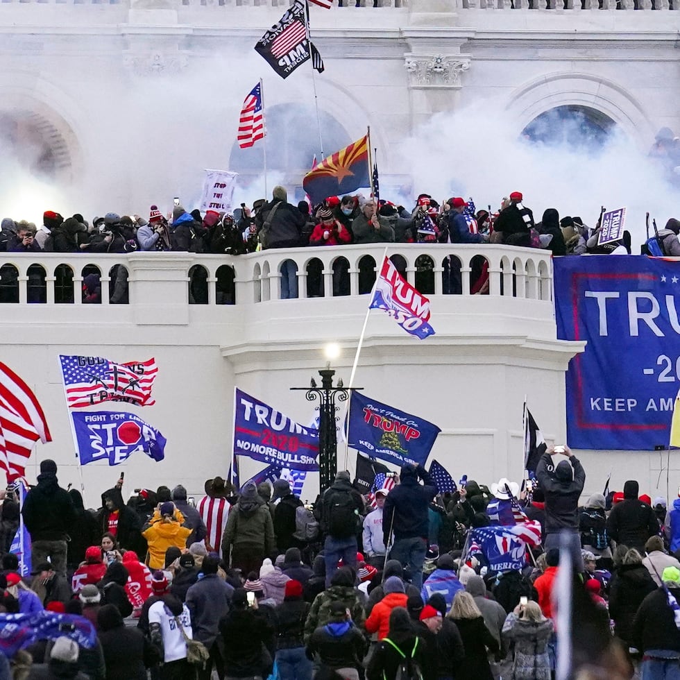 Manifestantes irrumpen en la fachada oeste del Capitolio de Estados Unidos, el 6 de enero de 2021, en Washington.