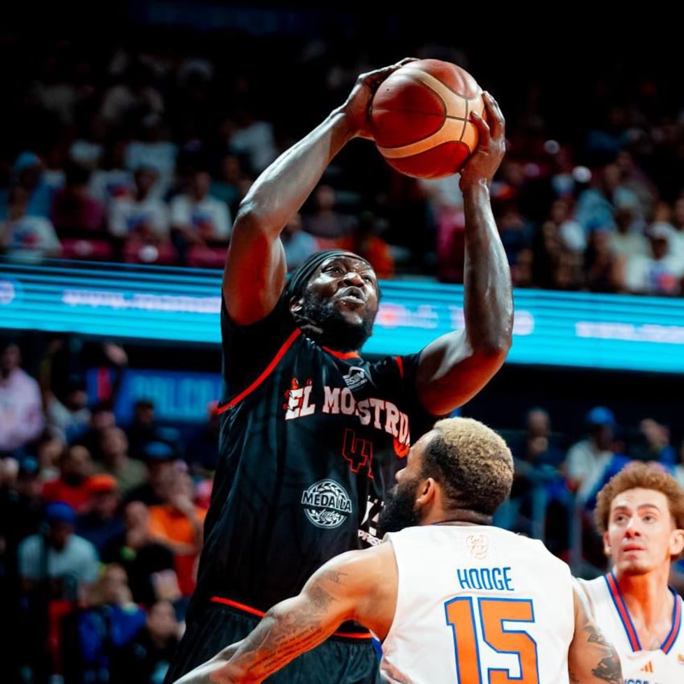 Montrezl Harrell, refuerzo de los Atléticos, tira al canasto contra los Cangrejeros.