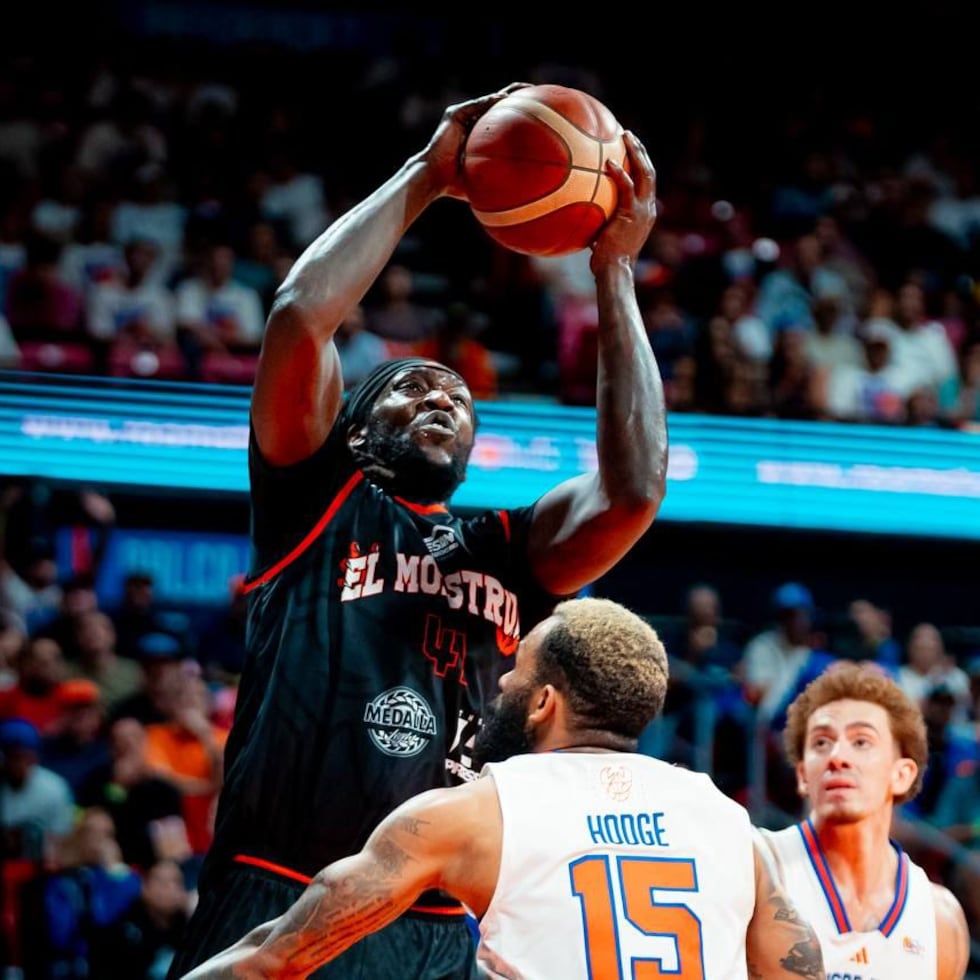 Montrezl Harrell, refuerzo de los Atléticos, tira al canasto contra los Cangrejeros.