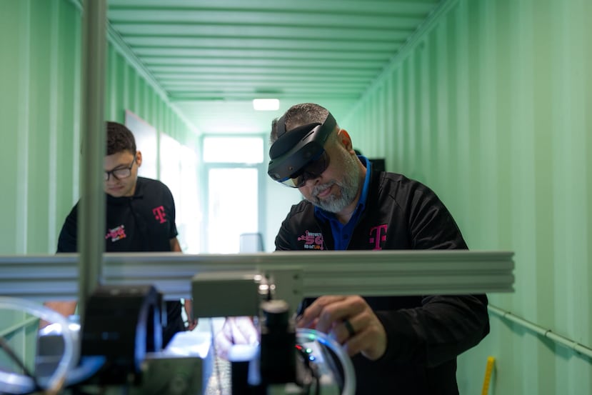 “Sin una conectividad confiable y de alta velocidad, como la que ofrece la red 5G de T‑Mobile, este tipo de sistema simplemente no sería posible", afirmó Torres (derecha).