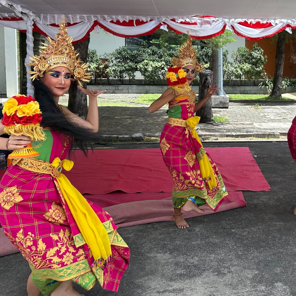 Espectáculo de bienvenida en el puerto de Bali. (Foto: Georgina Cruz)