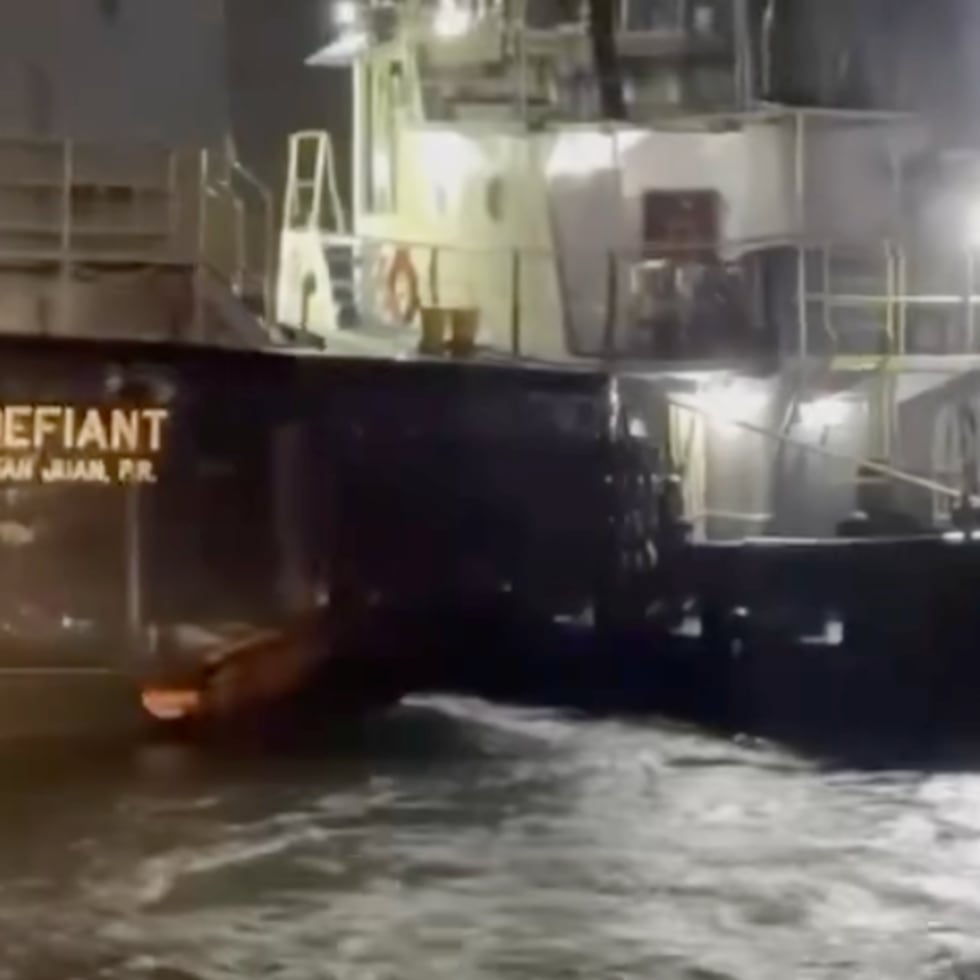 La barcaza fue remolcada hasta el muelle 16 de la Bahía de San Juan.