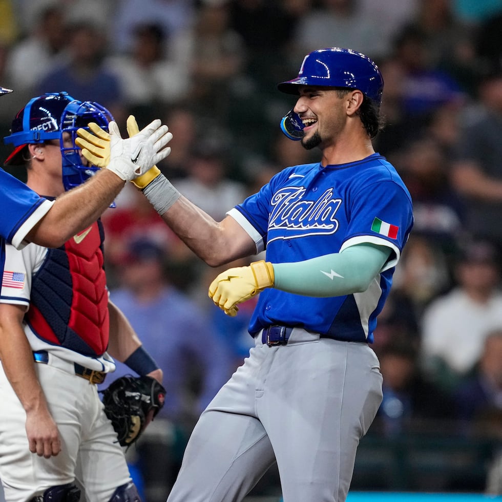 El jardinero de Italia, Jac Caglianone (14), festeja su jonrón de dos carreras ante Estados Unidos.