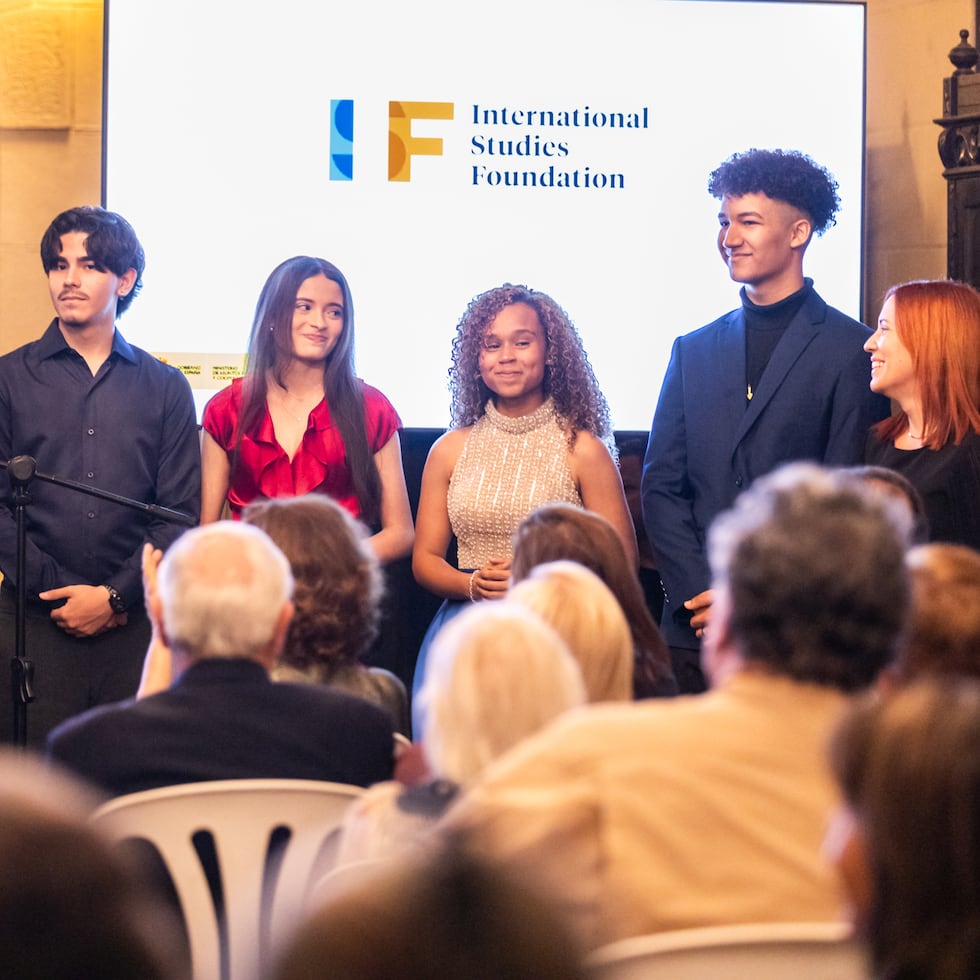 La Dra. María Díaz de la Cebosa (a la izquierda), presidenta de la Fundación International Studies, presentó con entusiasmo el documental, destacando el impacto transformador de esta ruta milenaria en jóvenes de entornos vulnerables.