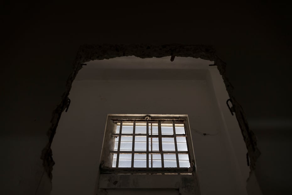 El Centro de Estudios Avanzados rehabilita la antigua Cárcel Municipal de San Juan. detalle de una de las ventanas del espacio foto por Xavier Araújo