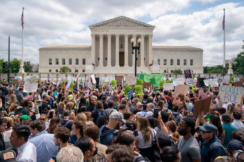 Personas a favor y en contra del derecho al aborto se manifiestan frente al Tribunal Supremo de Estados Unidos, en Washington, en una fotografía de archivo. EFE/Shawn Thew