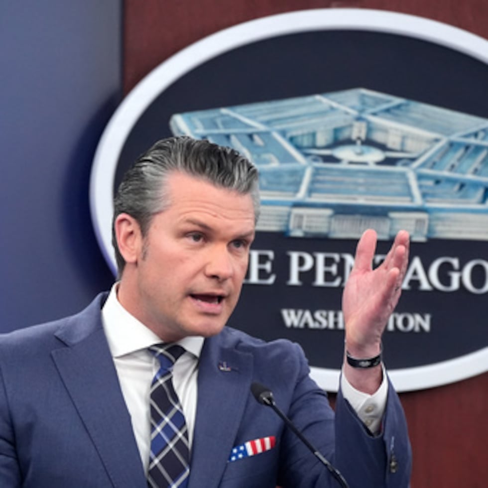 El secretario de Defensa, Pete Hegseth, se dirige a los medios de comunicación durante una rueda de prensa en el Pentágono en Washington, el jueves 19 de marzo de 2026. (AP Photo/Manuel Balce Ceneta)