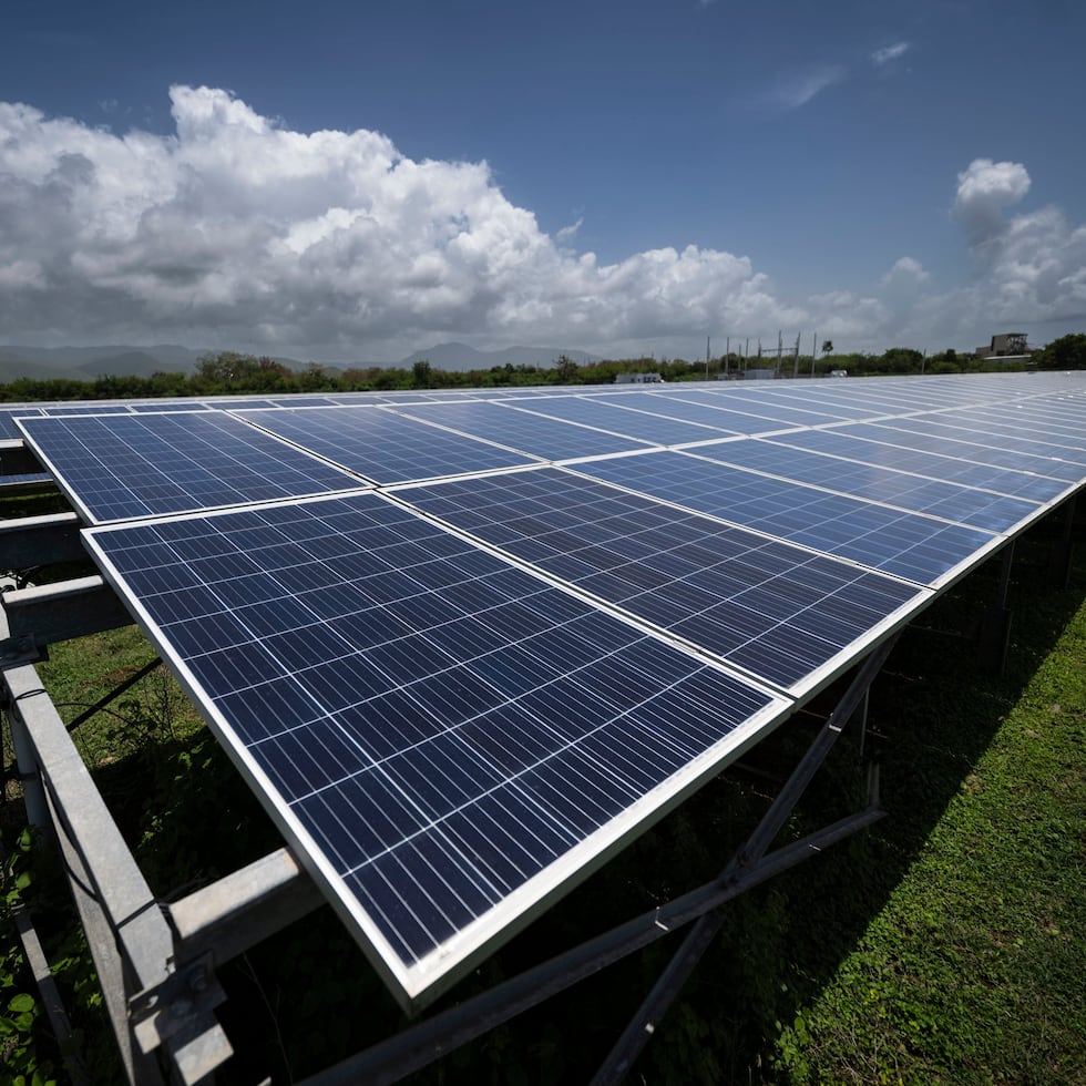 El NEPR estima que, en los próximos años, Puerto Rico debe contar con 1,500 MW adicionales de generación fotovoltaica y 2,000 MW de almacenamiento.
