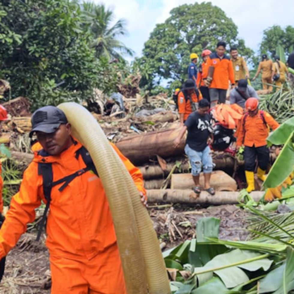 En esta foto publicada por la Agencia Nacional de Búsqueda y Rescate de Indonesia (BASARNAS), rescatistas y aldeanos buscan víctimas tras las inundaciones repentinas.