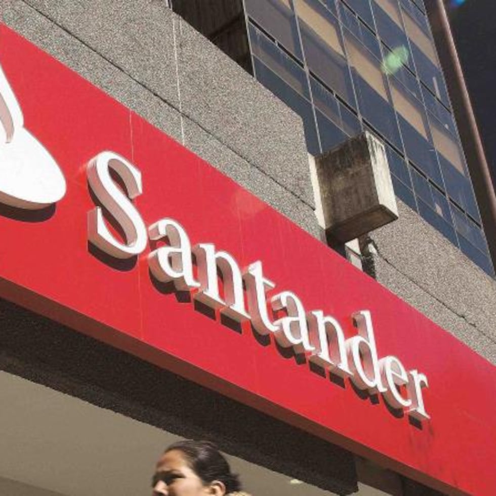 El Banco Santander operó en Puerto Rico hasta 2020, cuando FirstBank Puerto Rico adquirió la filial en la isla por unos $1,100 millones.
