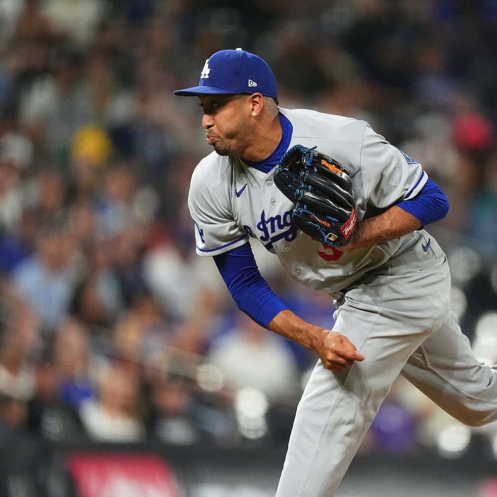 Edwin Díaz completa un envío el lunes en el partido que concluyó con victoria 11-5 para los Dodgers sobre los Rockies.