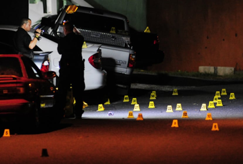Agentes de Homicidios de la Policía en Caguas investigaban en la escena del doble crimen. (carlos.giusti@gfrmedia.com)