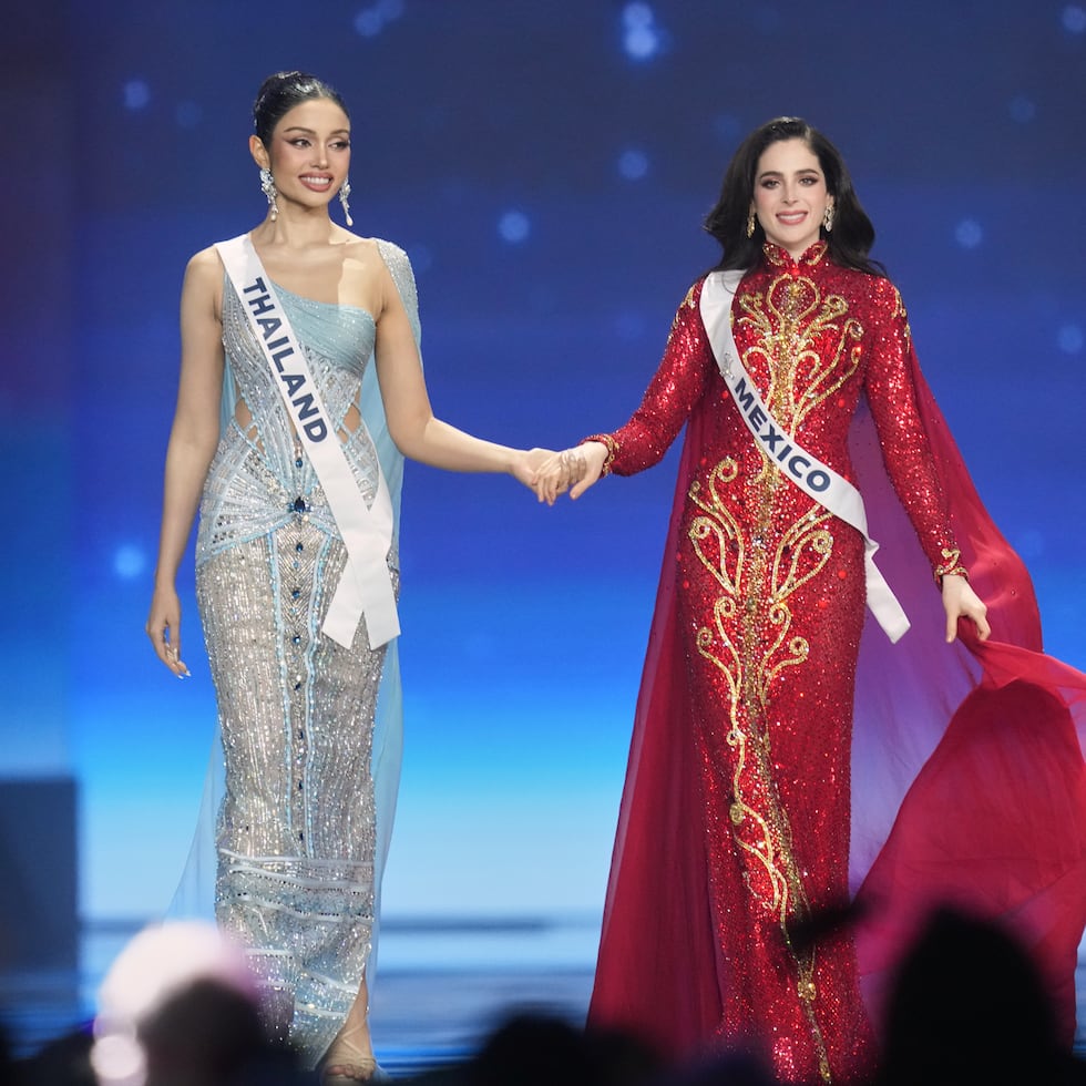 Miss México, Fatima Bosch (derecha), y Miss Tailandia, Praveenar Singh, (a la izquierda) durante la parte final de Miss Universo 2025, celebrado en Tailandia el año pasado.