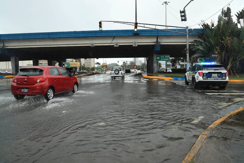 Inundaciones en el área de Guaynabo debido a las fuertes lluvias de un frente frío.