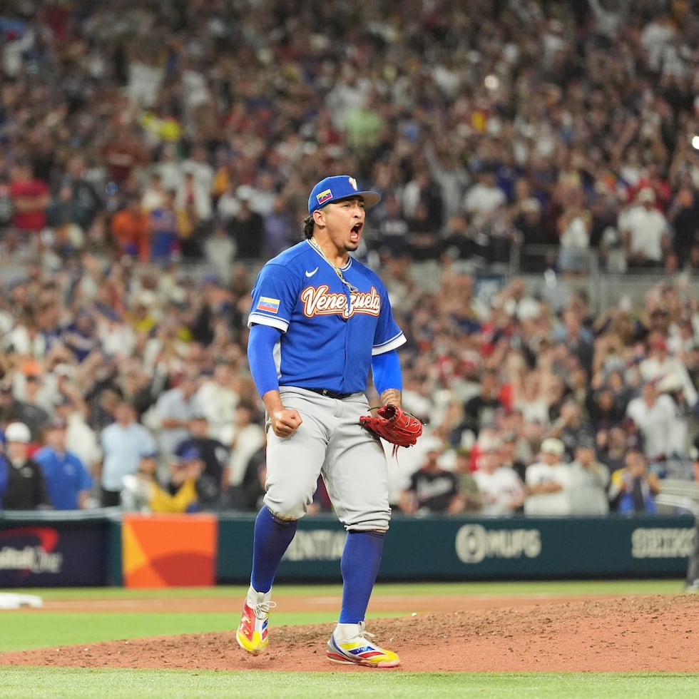 Daniel Palencia celebra tras conseguir el último out.