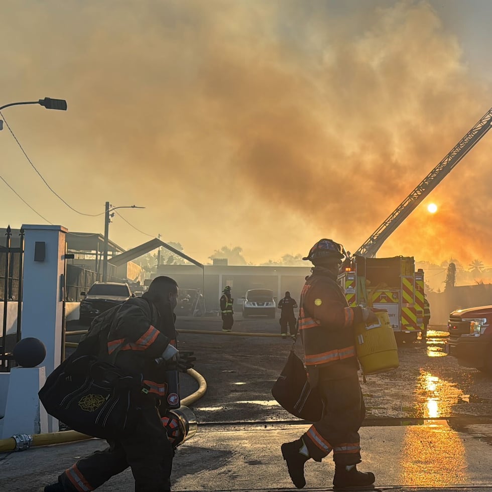 Un incendio de grandes proporciones fue reportado en horas de la madrugada de este miércoles en las instalaciones de una planta de reciclaje en Dorado.
