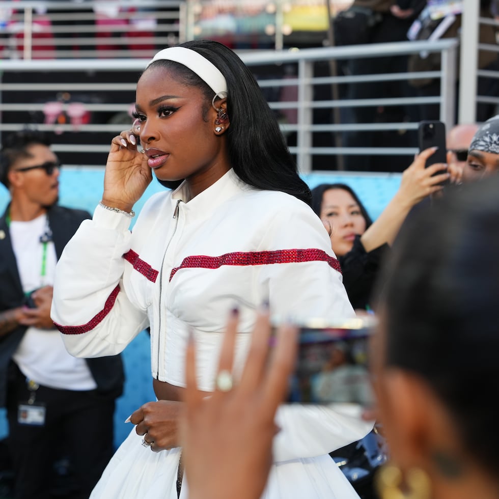 Coco Jones aparece antes del juego de fútbol americano del Super Bowl 60 entre los Seattle Seahawks y los New England Patriots.