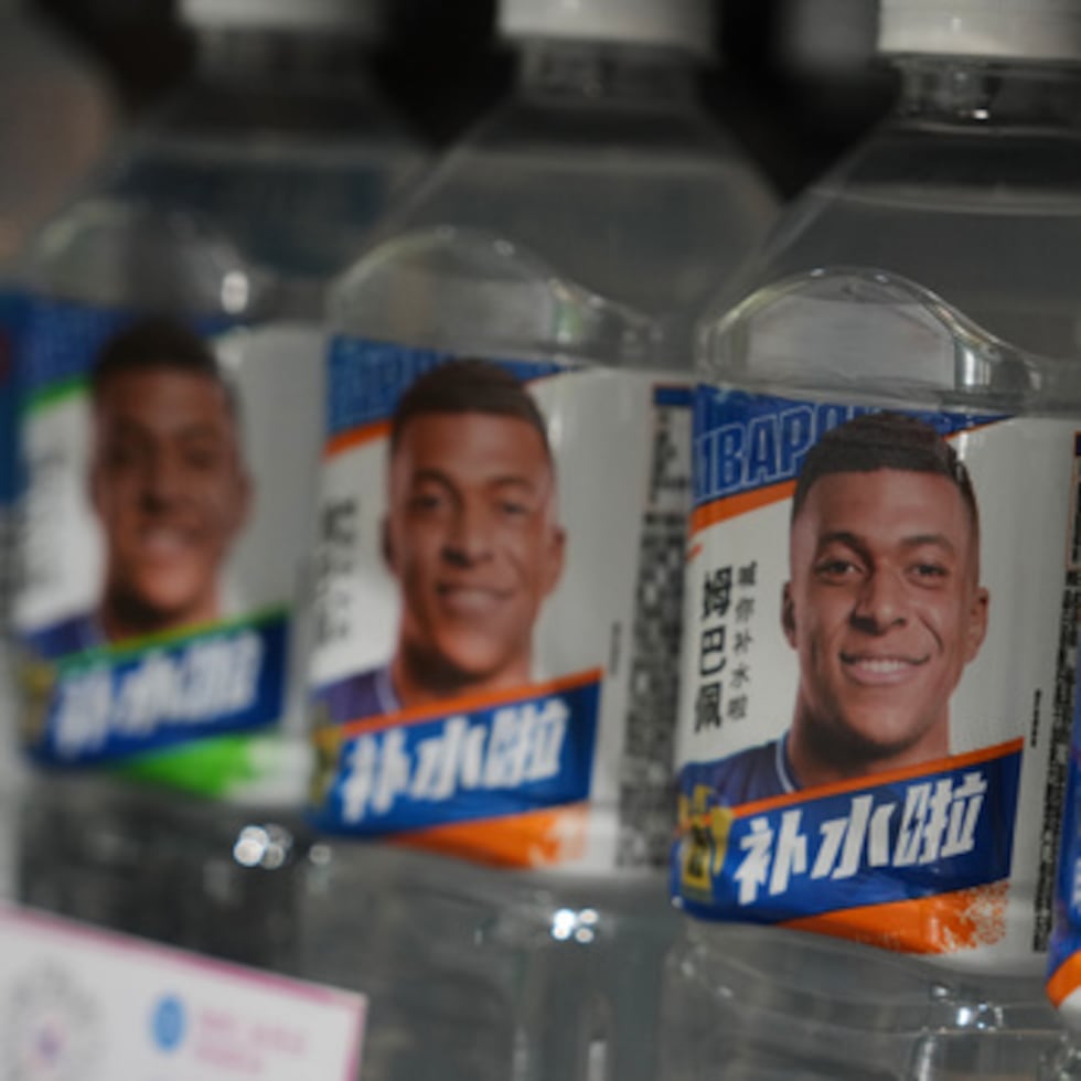Botellas de bebidas electrolíticas de Dongpeng con la imagen del futbolista francés Kylian Mbappé en un supermercado de Pekín, el martes 27 de octubre de 2026. (Foto AP/Andy Wong)